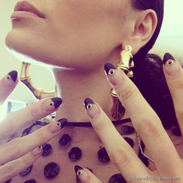 Jessie J decorou suas unhas inglesinhas com aplica??o de acess?rio de metal dourado